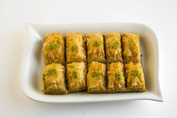 Perinteinen Turkkilainen Arabialainen Jälkiruoka Baklava Valkoisella Levyllä — kuvapankkivalokuva