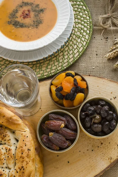 Iftar Začíná Jídlo Polévkou Vodou Chlebem Ovocem Dřevěném Stole Ramadan — Stock fotografie