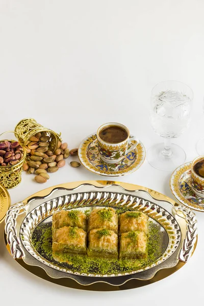 Traditional Turkish Pastry Dessert Baklava Shiny Metal Tray White Pistachio – stockfoto