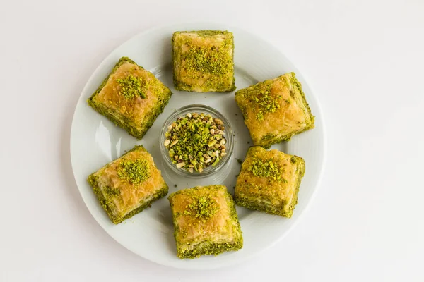 Geleneksel Türk Pastası Kuru Baklava Yuvarlak Tabakta Fıstıklı Kopya Alanlı — Stok fotoğraf