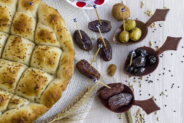 Nærskudd Deilig Tyrkisk Brødstykke Med Nøtter Oliven Tørre Dadler Hvit – stockfoto