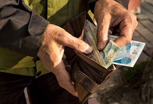 Vanha Mies Kädet Ottaa Pois Turkkilaisen Paperin Rahaa Hänen Nahka — kuvapankkivalokuva