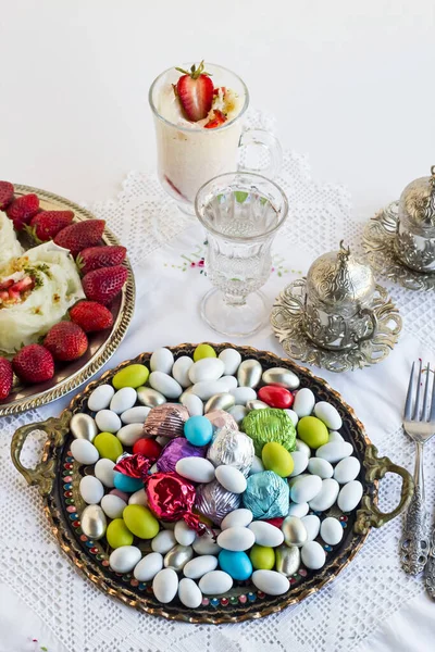 Lähikuva Laukaus Herkullisia Erilaisia Värikkäitä Karkkeja Ramadan Juhlapöydällä — kuvapankkivalokuva