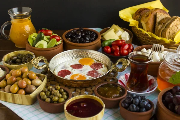 Traditional Turkish Breakfast Wooden Table Copper Egg Pan — 스톡 사진
