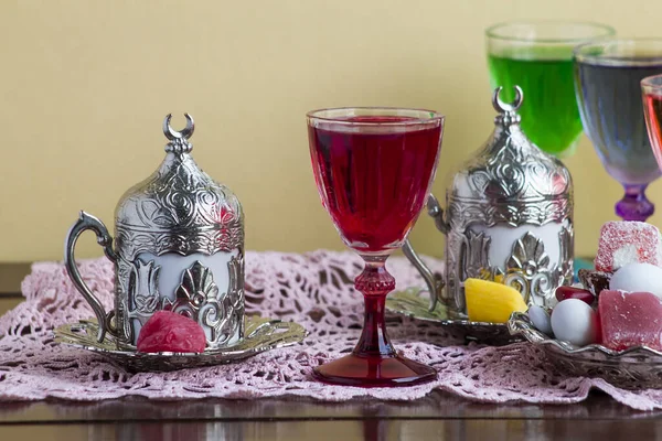 Primer Plano Deliciosas Bebidas Coloridas Vasos Caramelos Mesa — Foto de Stock