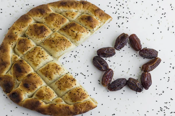 Close Shot Delicious Turkish Pide Bread Dried Date Fruits White — 스톡 사진