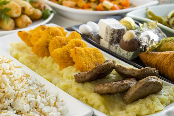 Lähikuva Laukaus Herkullista Lihaa Perunamuusia Ramadan Juhlapöytä Eri Ruokia — kuvapankkivalokuva