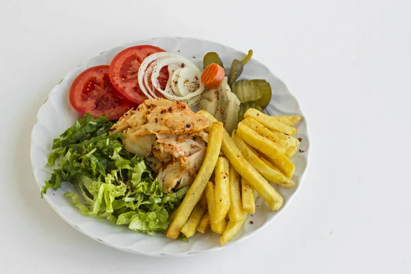Tradisjonell Tyrkisk Kyllingkake Kebab Utformet Med Salat Løkringer Stekt Potet – stockfoto