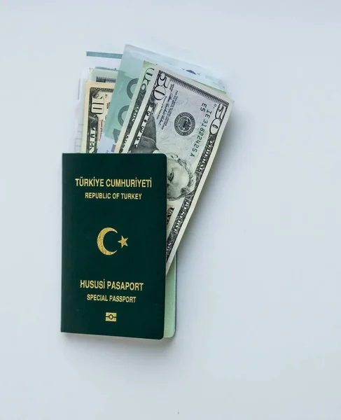 トルコ 緑の色の役員パスポートとユーロ 白を背景にしたドル紙幣 — ストック写真