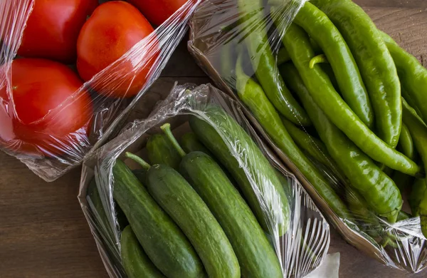 Primer Plano Deliciosas Verduras Maduras Tomate Pepino Pimiento Verde Mesa — Foto de Stock