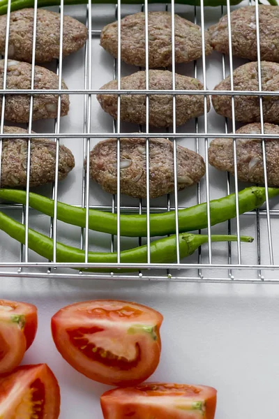 Ukokt Kjøttdeig Kjøttboller Grill Rustfritt Stål Med Fersk Grønn Pepper – stockfoto