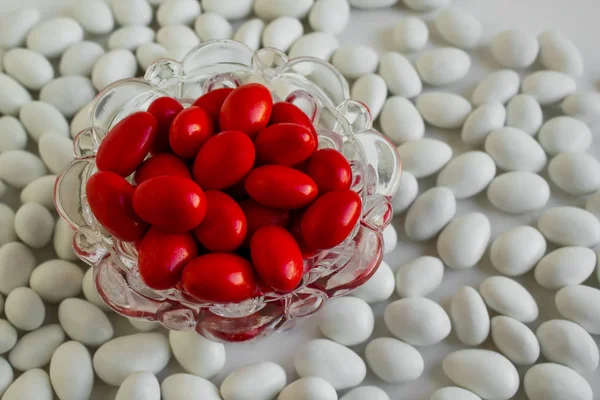 Beyaz Arkaplanda Kırmızı Beyaz Badem Şekerleri — Stok fotoğraf