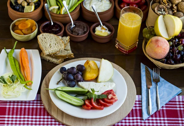 Kjøttfri Eggeløs Frokost Med Frisk Frukt Ost Oliven Tørre Frukter – stockfoto