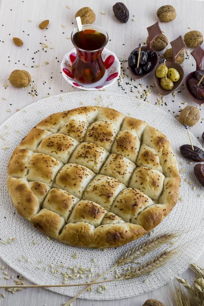 Tradisjonelt Tyrkisk Ramadan Brød Pai Hvit Overflate Med Tyrkisk Frukt – stockfoto