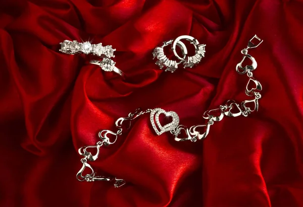 Elmas Kadın Mücevherleri Küpeler Yüzükler Canlı Kırmızı Saten Kumaşlı Kalp — Stok fotoğraf