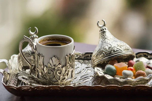 Nærbilde Nydelige Jelly Beans Med Tradisjonell Turkaktig Kaffe Metallfat – stockfoto