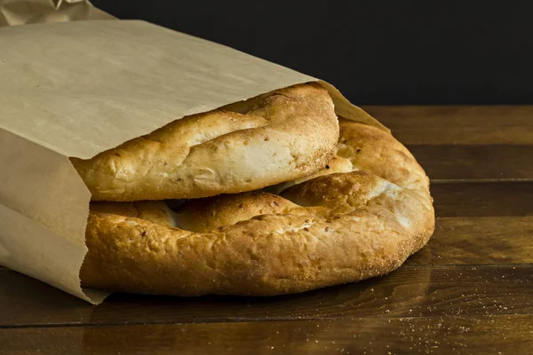 Primer Plano Delicioso Pan Turco Pide Bolsa Papel Superficie Negra —  Fotos de Stock