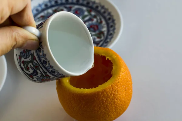 화이트 테이블 위에서 오렌지로 맛있는 커피의 — 스톡 사진