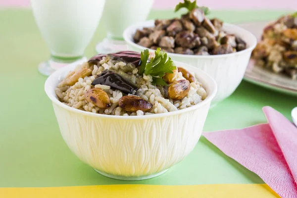 Festa Islamica Tradizionale Turca Cibo Brasato Carne Riso Eleganti Ciotole — Foto Stock