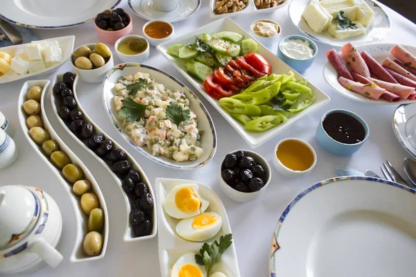 Tradisjonell Tyrkisk Frokost Hvitt Bord Med Stilige Plater – stockfoto
