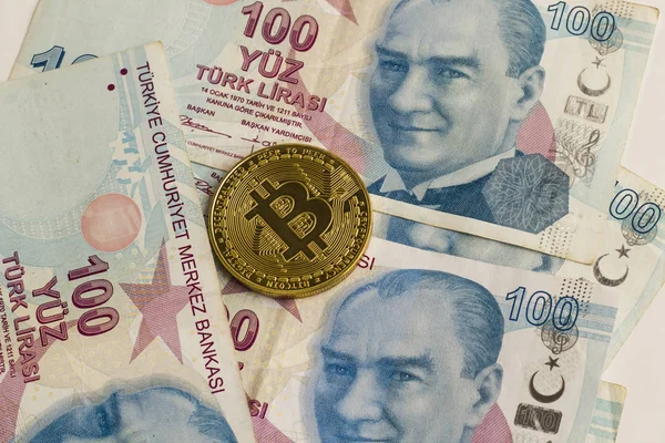 Крупный План Биткойна Турецкими Банкнотами Заднем Плане — стоковое фото