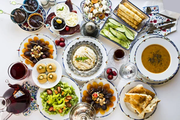 传统斋月晚餐 Iftar 与汤和其他斋月食品的餐桌 — 图库照片