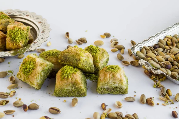 Perinteinen Turkin Leivonnaiset Jälkiruoka Kuiva Baklava Pistaasipähkinöitä Valkoisella Pinnalla Pistaasipähkinöitä — kuvapankkivalokuva