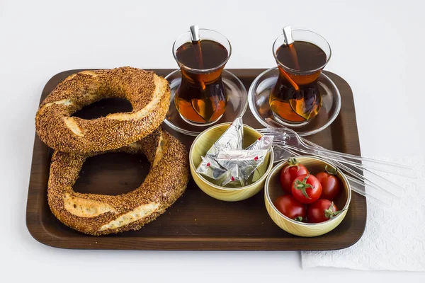 Chá Turco Tradicional Com Bagels Tomate Cereja Queijo Bandeja Madeira — Fotografia de Stock