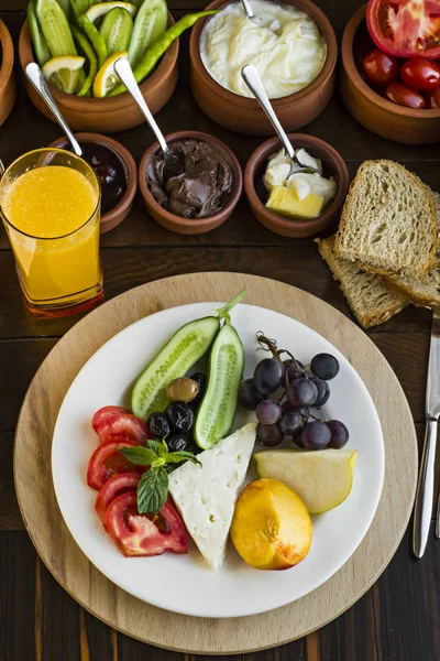 Завтрак Мяса Яиц Свежими Фруктами Сыром Оливками Сухофруктами Свежим Апельсиновым — стоковое фото