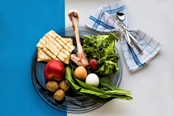 Piatto Tradizionale Seder Sfondo Blu Bianco Concetto Happy Pasqua Feast — Foto Stock