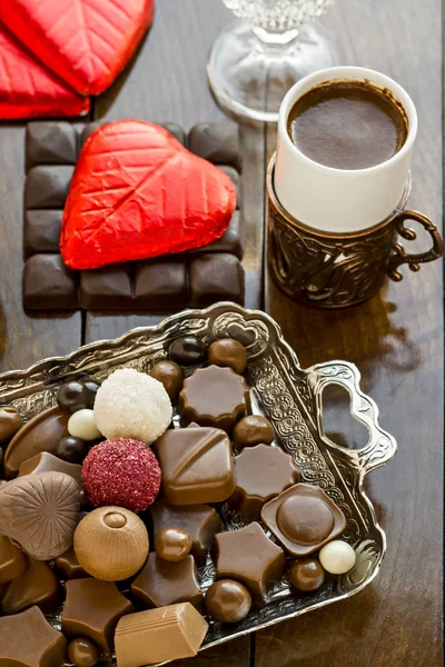 Traditionele Turkse Koffie Met Gemengde Luxe Chocolade Houten Tafel Conceptuele Stockfoto