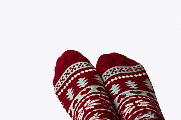 Nahaufnahme Von Beinen Weihnachtlich Dekorierten Socken Auf Weißem Hintergrund — Stockfoto