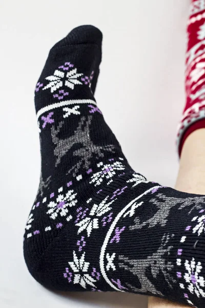 Plan Rapproché Des Jambes Dans Des Chaussettes Décorées Noël Sur — Photo