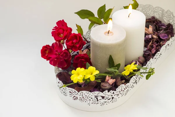 Aromatiske Stearinlys Metallbrett Med Blomster Hvit Overflate – stockfoto