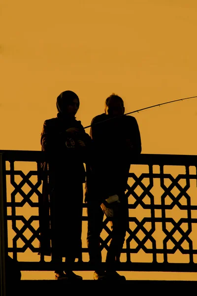 Siluetas Los Hombres Frente Valla Puesta Del Sol — Foto de Stock