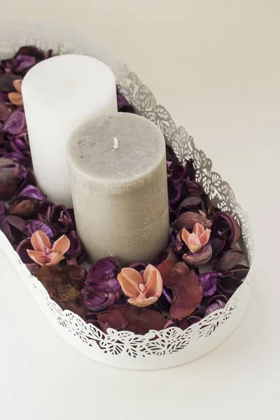 Aromatiske Stearinlys Metallbrett Med Blomster Hvit Overflate – stockfoto