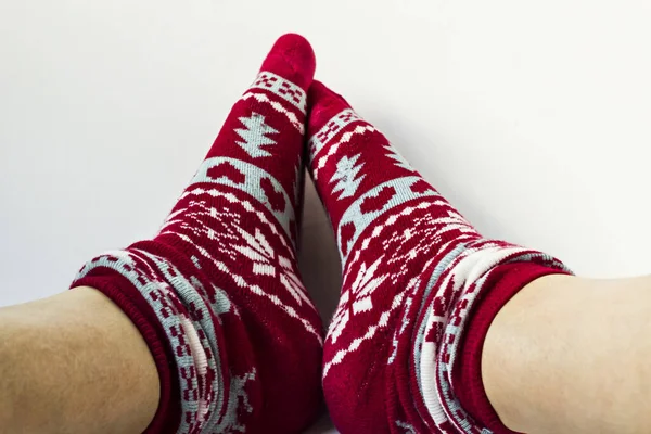 Plan Rapproché Des Jambes Dans Des Chaussettes Décorées Noël Sur — Photo