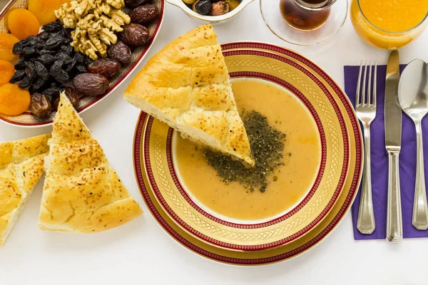 Perinteinen Turkkilainen Ramadan Iftar Ruokapöytä Keitolla Viipaloitu Ramadan Leipä Keitossa — kuvapankkivalokuva