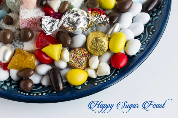 五彩缤纷的糖果 佳肴和巧克力在蓝色的大瓷盘里 糖的宴会或任何庆祝活动 图库图片