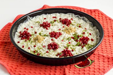 Geleneksel Türk Ramazan Tatlısını servis etmeye hazır; Gullac mutfak bezinde siyah tepside.