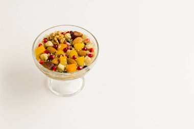 Geleneksel Tatlı, Nuh Pudingi ya da Ashura, Beyaz üzerine cam kasede tatlı, fotokopi alanı, üst görünüm.