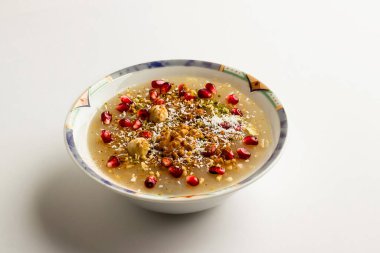 Küller (Nuh 'un Pudingi) Geleneksel Türkçe, beyaz yüzey üzerinde porselen bir kasede İslami tatlı.