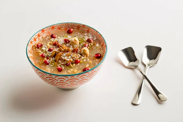 Tradisjonell Tyrkisk Dessert Ashura Noah Pudding Stilfull Skål Hvitt Med – stockfoto