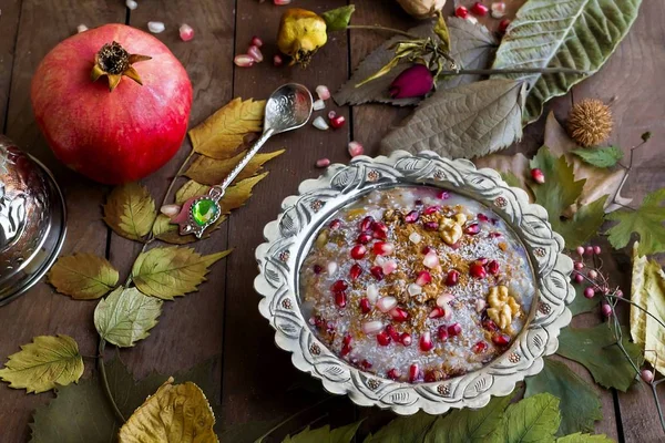 Hidangan Penutup Tradisional Asure Puding Nuh Dalam Mangkuk Perak Tradisional — Stok Foto