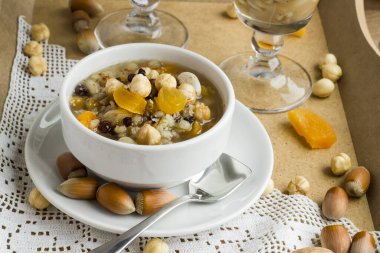 Geleneksel Tatlı Emin, Nuh 'un Pudingi veya Ashura ahşap tepside fındıklı ve dantelli kumaşlı kaplarda tasarlandı..