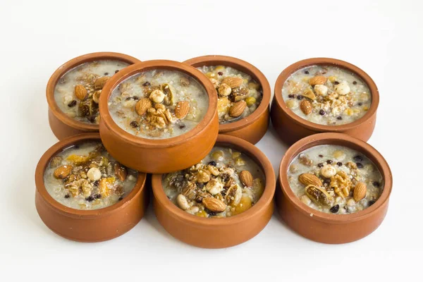 Tradisjonell Tyrkisk Dessert Ashura Eller Noahs Pudding Keramiske Gryteretter Hvit – stockfoto