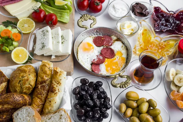 Tradisjonell Tyrkisk Frokost Egg Med Pølse Kobberegg Midten Med Tyrkisk – stockfoto
