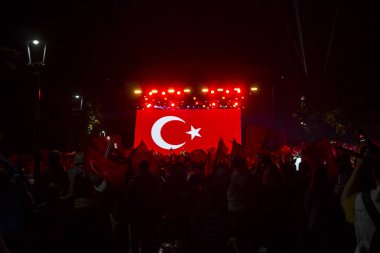 Gece konserinde Türk bayrağı ekranda