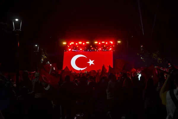 Gece Konserinde Türk Bayrağı Ekranda — Stok fotoğraf