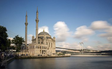 İstanbul 'daki Büyük İmparatorluk Camii, mavi gökyüzü ile uzun pozlama teknikleri ile çekildi.